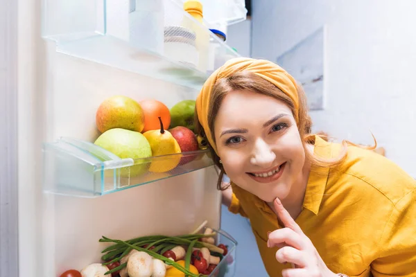 Улыбаясь Красивая Женщина Глядя Камеру Вблизи Открытого Холодильник Кухне — стоковое фото