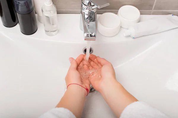 Женщина, моющая руки — стоковое фото