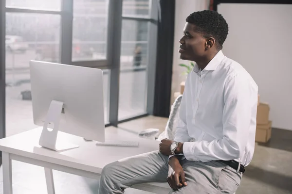 Задумчивый Молодых Африканских Американский Бизнесмен Сидя Таблице Глядя Новый Офис — стоковое фото