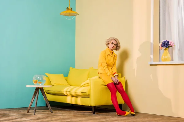 Задумчивый Молодая Женщина Ретро Одежда Сидя Диване Желтый Красочные Апартаменты — стоковое фото