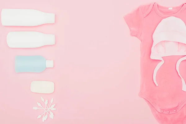 Топ Вид Одежды Младенца Ванной Аксессуары Изолированные Розовый — стоковое фото