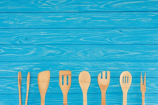 Вид Сверху Деревянной Кухонной Посуды Строку Синий Таблицы — стоковое фото