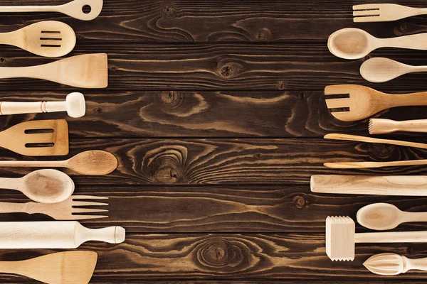 Повышенные Вид Кухонной Утвари Помещены Два Ряда Деревянный Стол — стоковое фото