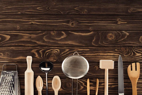 Повышенные Вид Кухонной Посуды Строку Деревянный Стол — стоковое фото