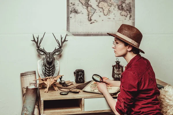 Задумчивый Стиле Ретро Женщина Шляпе Увеличительным Стеклом Сидя Столом Картой — стоковое фото