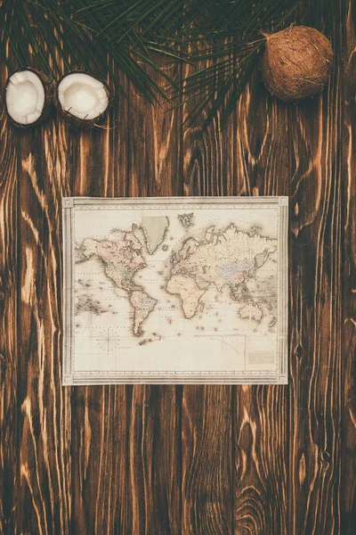 Вид Сверху Старинные Карты Кокосы Деревянные Поверхности — стоковое фото