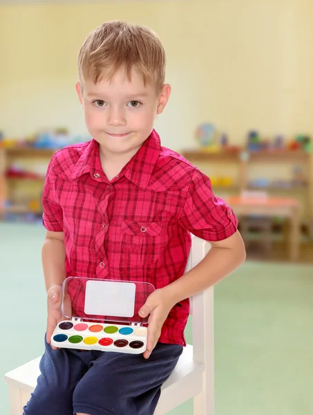 Мальчик рисует краски — стоковое фото