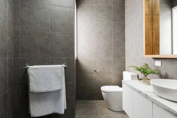 Древесный уголь серый Ванная комната с мраморной benctop — стоковое фото