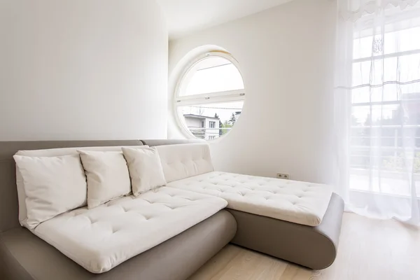 Стеганые угловой диван — стоковое фото