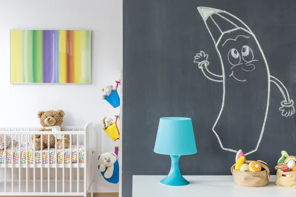Доска стены с рисунком в детской комнаты — стоковое фото