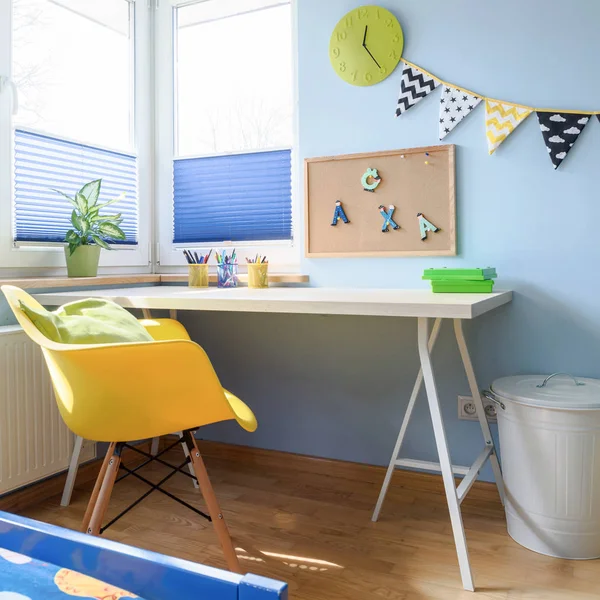 Стол в красочной детской комнате — стоковое фото