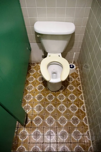 Общественный Туалет Кабины Унитаза — стоковое фото