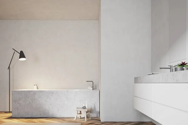 Белая комната, угловой ванной и раковиной — стоковое фото