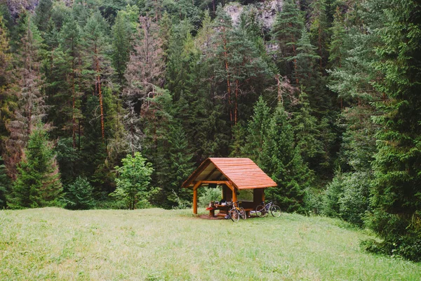 Беседка в лесу — стоковое фото