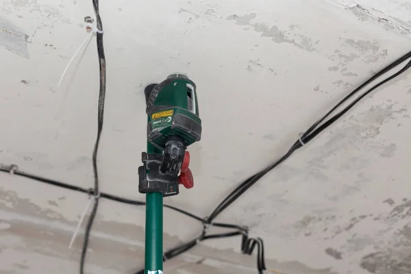 Лазерный уровень для установки натяжных потолков — стоковое фото