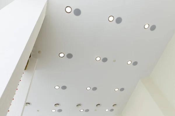Современные Многоуровневый потолок с встроенных огни и инкрустация натяжные потолки — стоковое фото