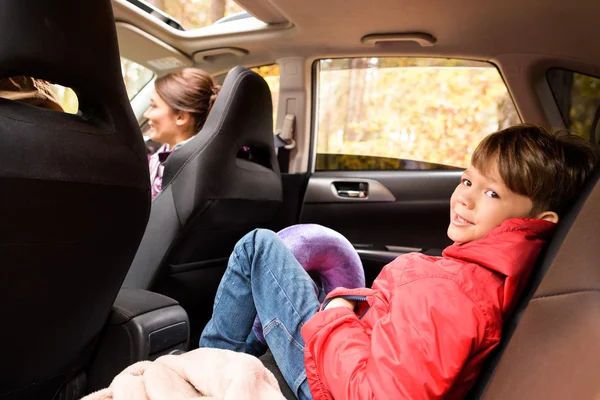 Улыбающийся мальчик на заднем сиденье автомобиля — стоковое фото