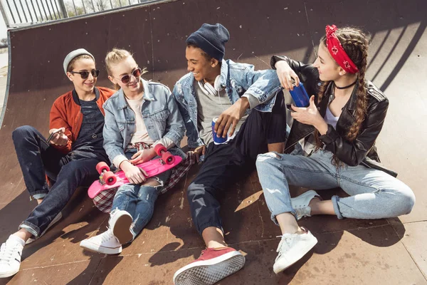 Подростки позируют в скейтборд-парке — стоковое фото