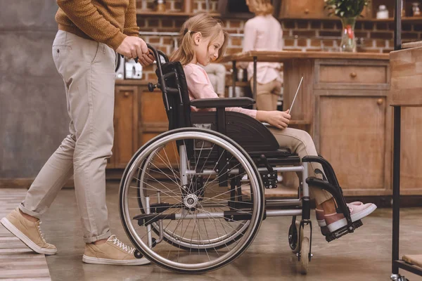 Обрезанное Выстрел Отца Перевозящих Инвалидной Коляски Милой Маленькой Дочери Помощью — стоковое фото