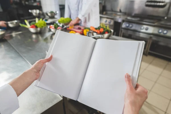 Обрезанное Изображение Проведения Открытых Рецепт Книгу Кухне Ресторана Шеф Повара — стоковое фото