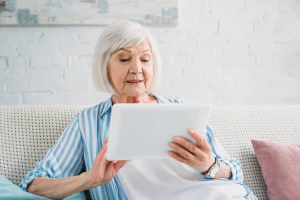 Portrait Senior Woman Using Tablet Sofa Home — стоковое фото
