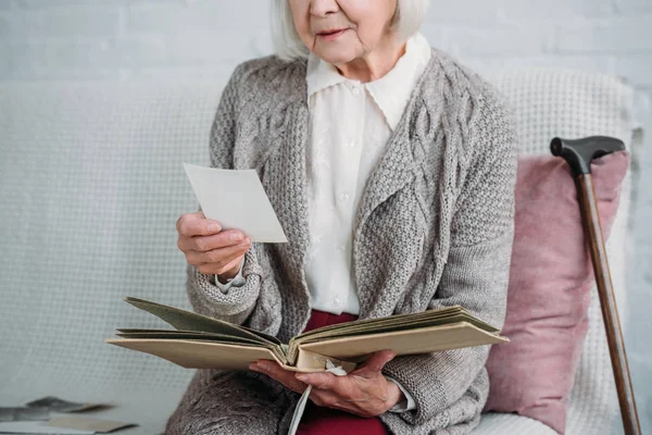 Cropped Shot Senior Lady Photo Album Sitting Couch Home — стоковое фото