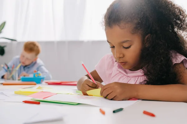 Selective Focus Multicultural Preschoolers Drawing Pictures Pencils Classroom — стоковое фото