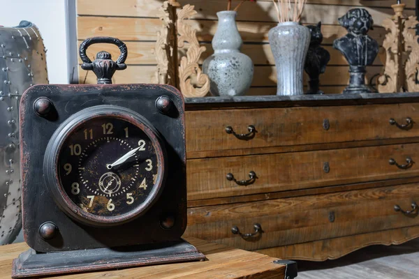 Старые Старинные Часы Деревянный Стол Современном Ретро Стиле Гостиной — стоковое фото