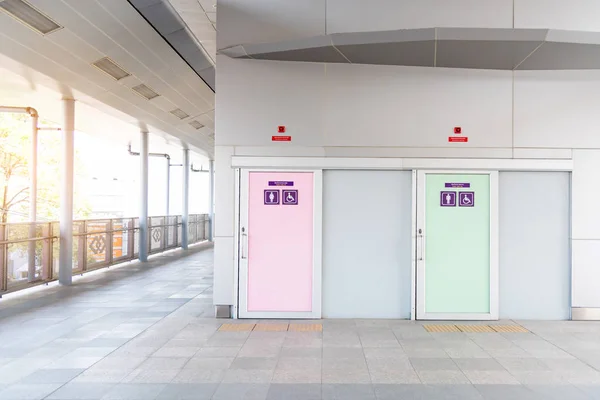 Розовый Зеленый Пастельные Инвалидов Туалет Дверь Небо Вокзале — стоковое фото