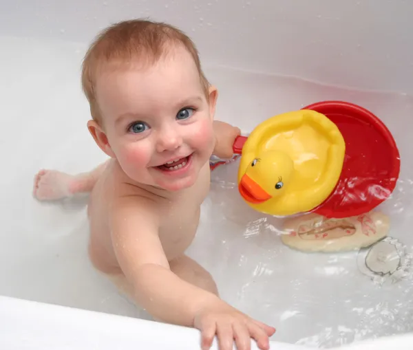 Ребенок, купание в ванне — стоковое фото