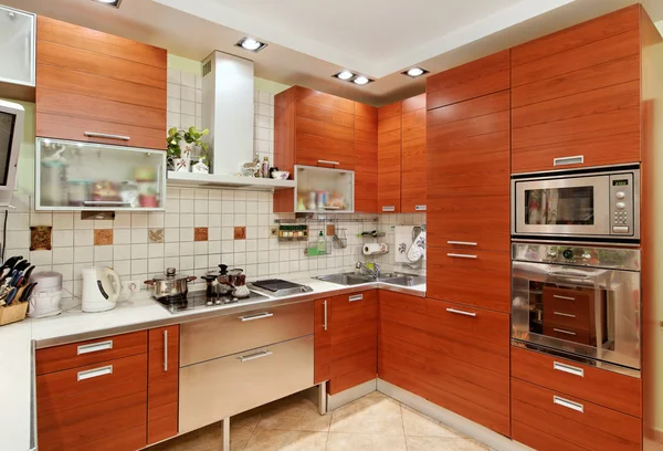 Интерьер кухни с деревянной мебелью и построить в посуда — стоковое фото