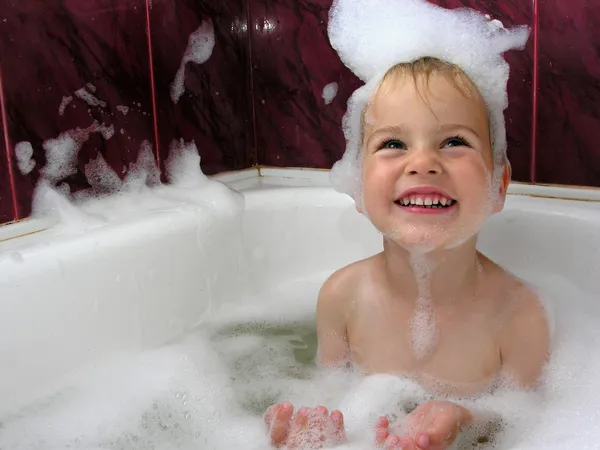Мальчик в ванне — стоковое фото