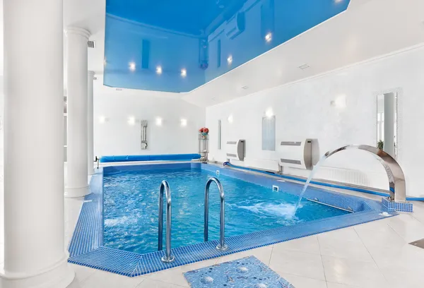 Интерьер большой голубой бассейн в современный минимализмом styl — стоковое фото