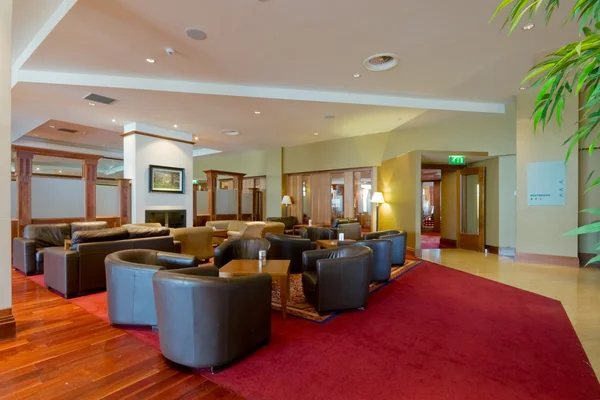 Интерьер зала отель с кожаными креслами — стоковое фото