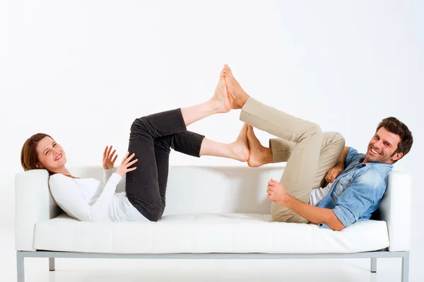 Пара на диване ноги против ноги — стоковое фото