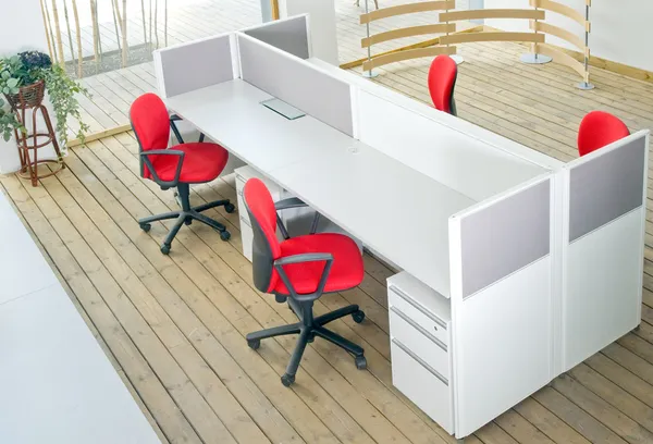 Офисные столы и красные стулья кабина — стоковое фото