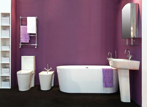 Фиолетовая ванная — стоковое фото