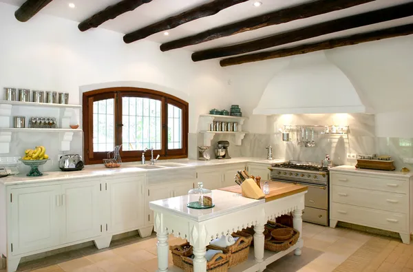 Кухонный интерьер больших испанская вилла. с деревянным стропилам на — стоковое фото