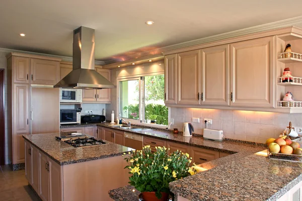 Кухонный интерьер больших испанская вилла. Со свежими цветами и — стоковое фото