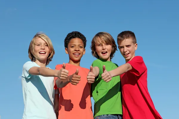 Группа divderse детей в летнем лагере с большими пальцами руки вверх — стоковое фото