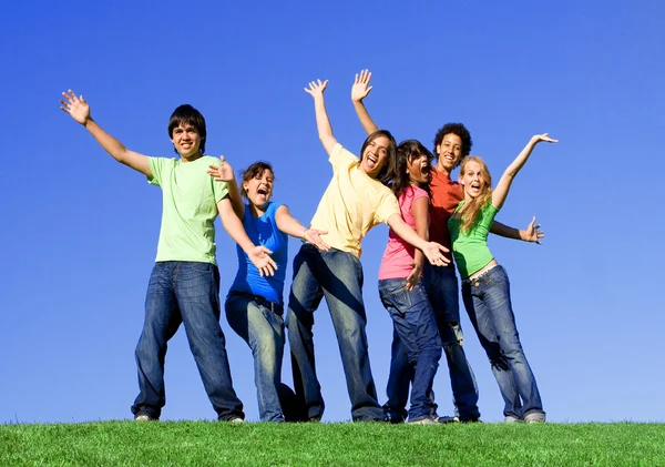 Контрейлерных разнообразная группа подростков — стоковое фото