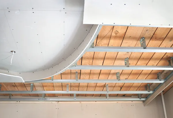 Натяжной потолок, состоящий из гипсокартона — стоковое фото