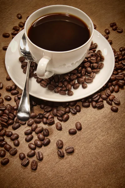 Чашка кофе на фоне древесины — стоковое фото