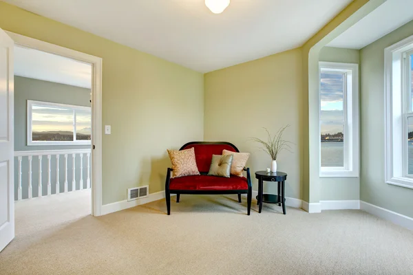 Классический зеленый и элегантный новая спальня с скамейке — стоковое фото