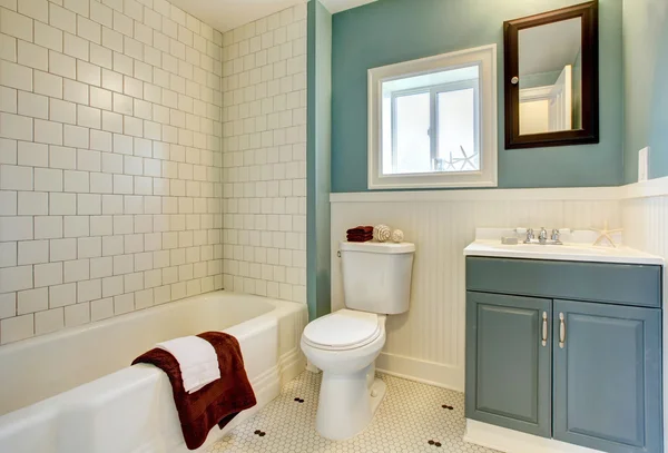 Новая реконструированная синяя ванная с классической белой плиткой — стоковое фото