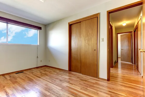 Пустой спальня с блестящим деревянным полом — стоковое фото