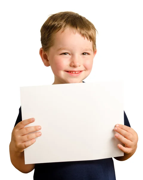 Симпатичные молодые счастливы дошкольника мальчик держит пустой знак с комнатой для копирования, изолированные на белом — стоковое фото