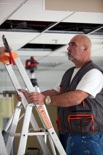 Строительство профессиональных рабочих на подвесной потолок — стоковое фото