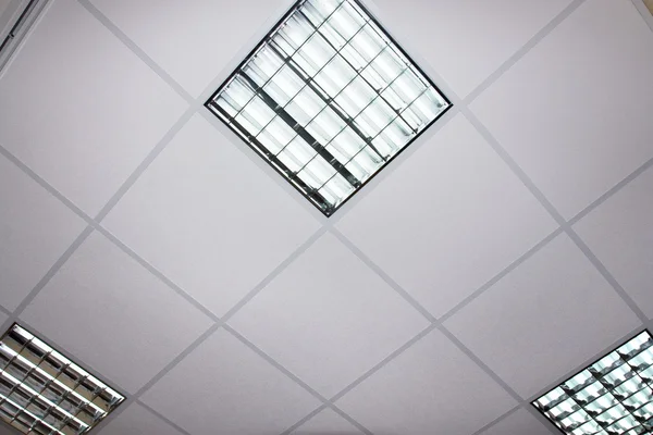 Люминесцентная лампа на современный потолок, architexture подробно — стоковое фото