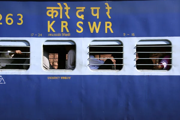 Поезд на вокзале, Мумбаи, Индия — стоковое фото